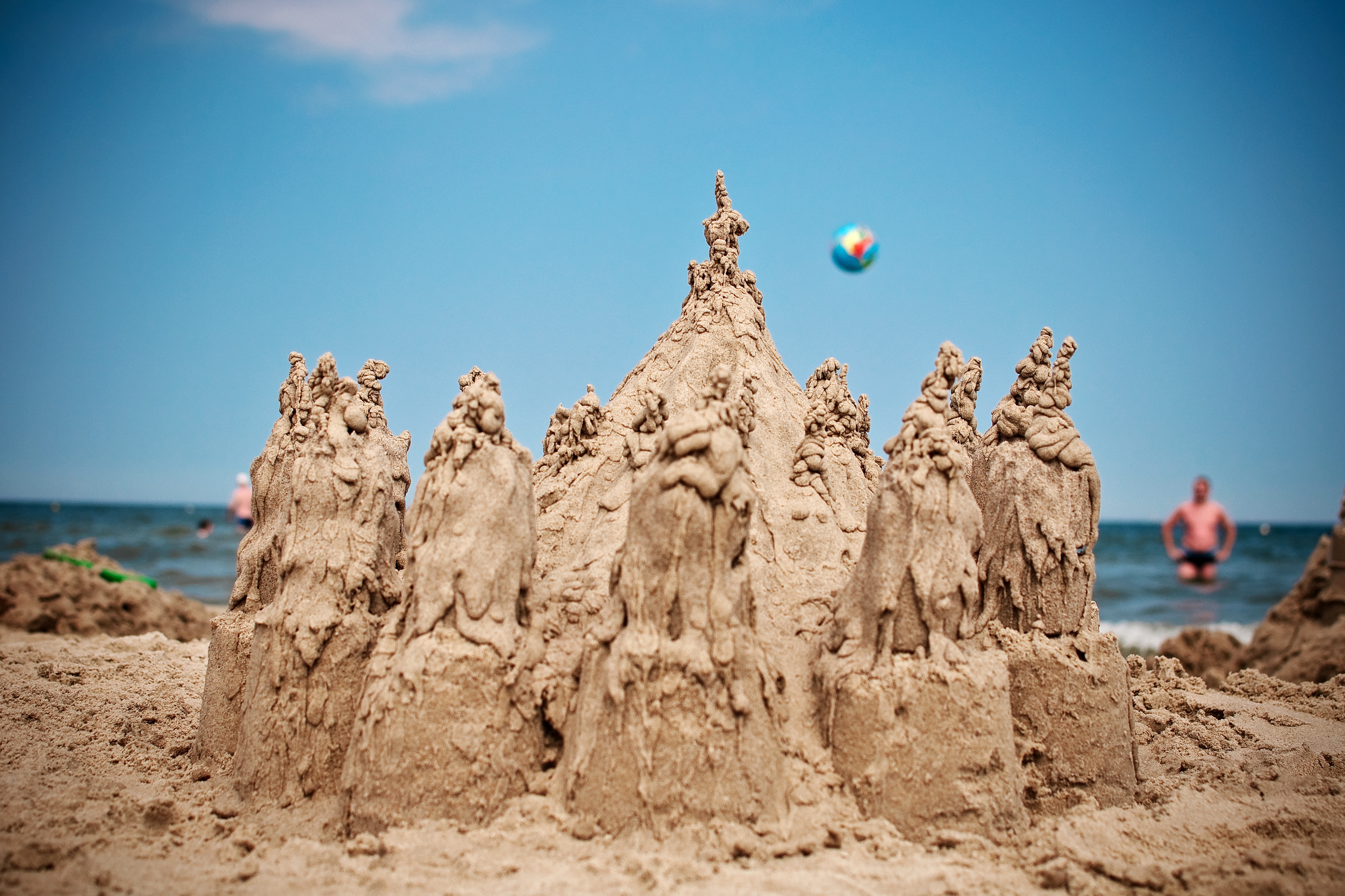 Sandcastle picture. Корсика песочный замок. Замок из песка на пляже. Красивый замок из песка. Песочный замок у моря.
