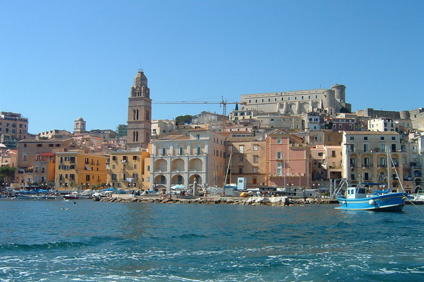 800px Gaeta_medievale_vista_dal_mare