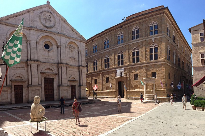 1024px Pienza_Piazza_Pio_II